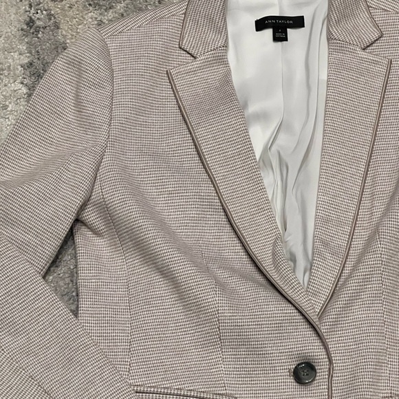 Ann Taylor white and tan micro houndstooth pattern classic blazer - Picture 2 of 8
